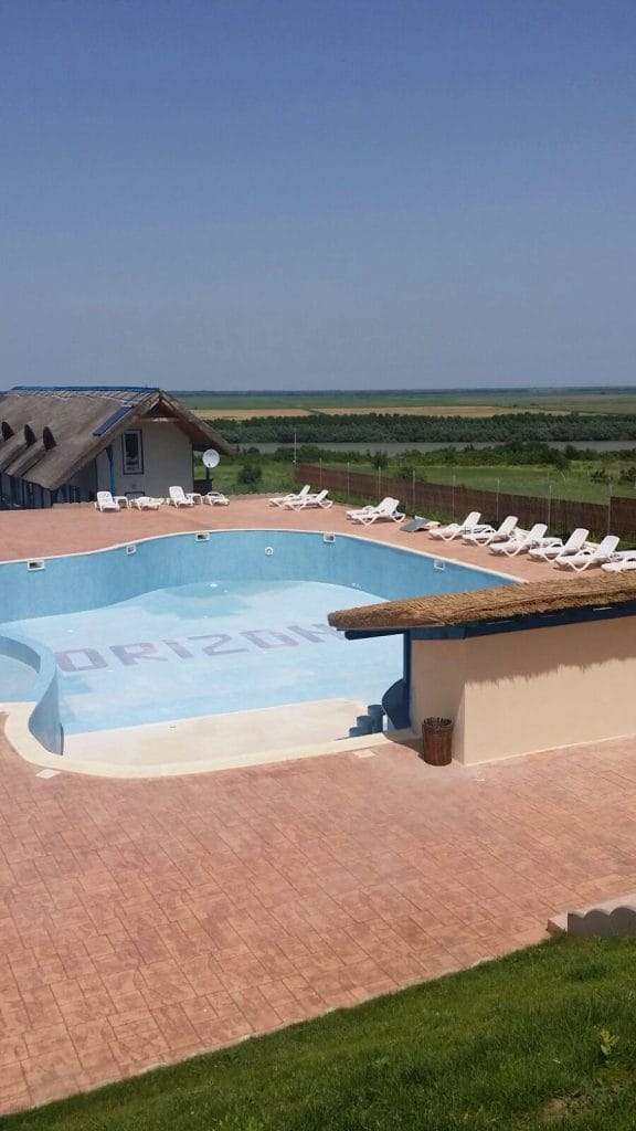 Piscina exterioara de la Pensiunea Orizont din Mahmudia cu vedere spre Delta Dunarii
