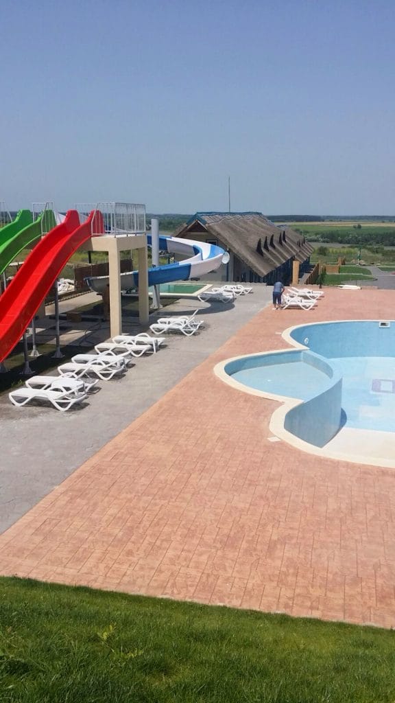 Piscina exterioara cu tobogane acvatice de la Pensiunea Orizont Mahmudia