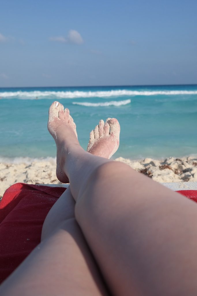Relaxare totala si picioare pline de nisip pe plaja din Cancun