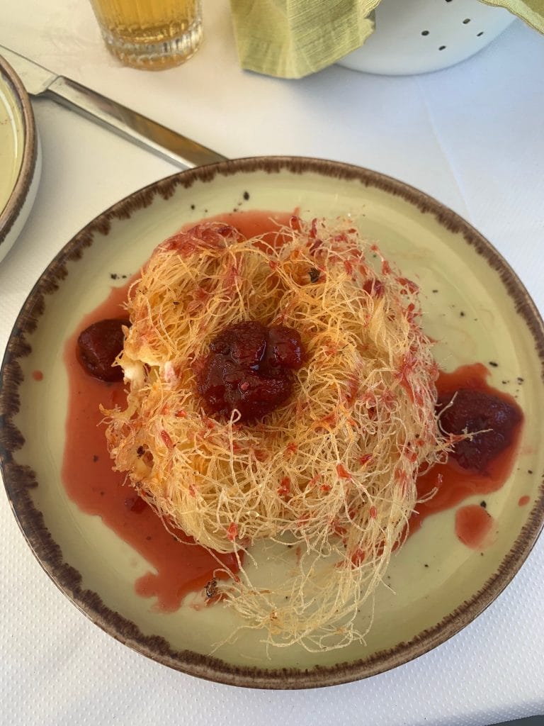 Desert traditional Kataifi cu sos de fructe