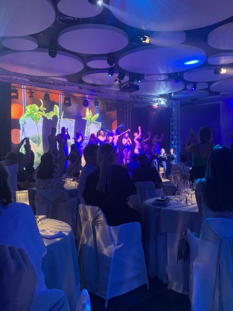 Spectacol live si dansatori pe scena de la Scandal Dinner Cabaret din Tenerife
