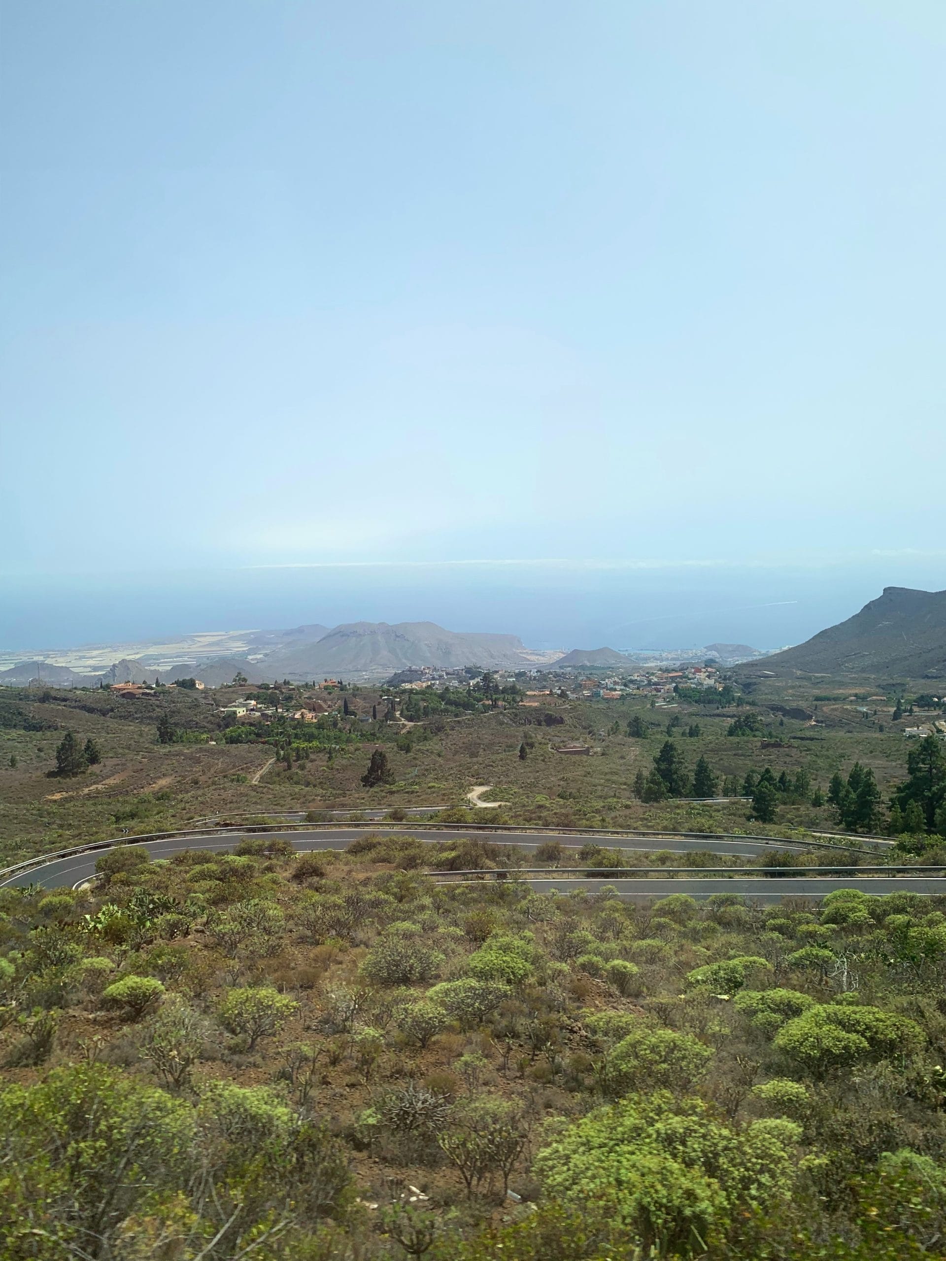 Peisaj panoramic cu drumul catre Parcul National Teide din Tenerife