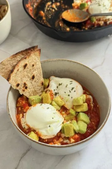 Shakshuka cu oua in sos de rosii si ardei
