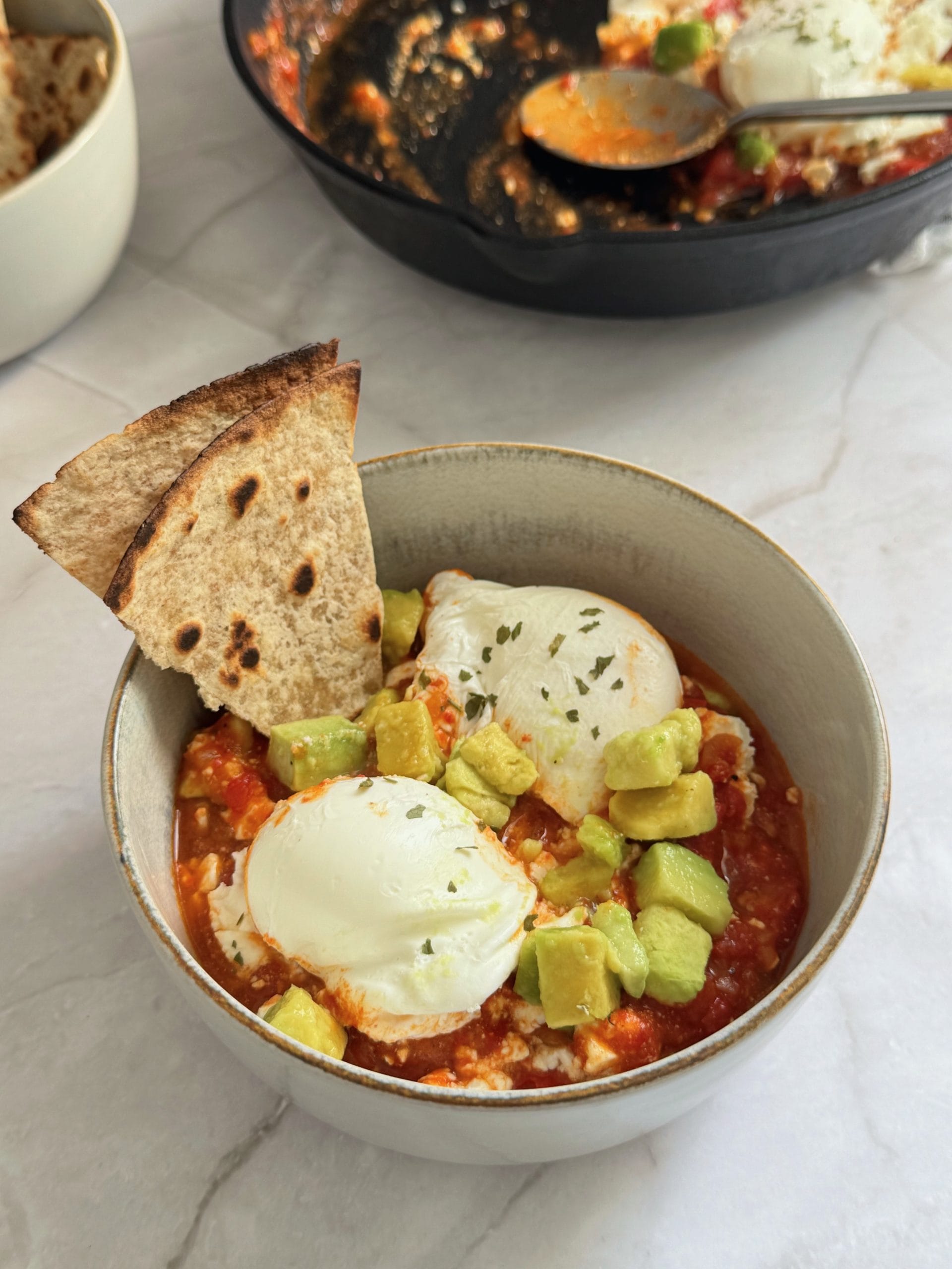 Shakshuka cu oua in sos de rosii si ardei