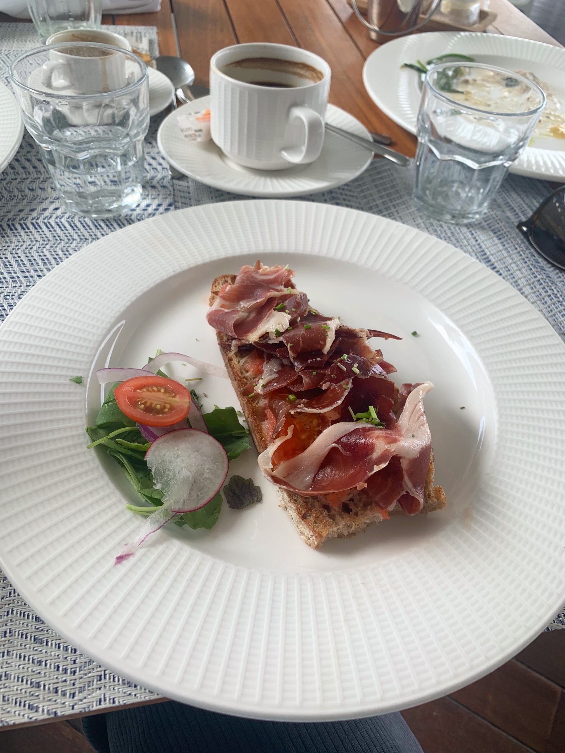 Mic dejun spaniol cu paine prajita, rosii si jamon, in Tenerife