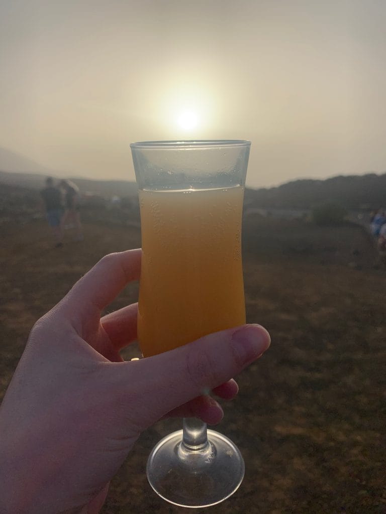 Pahar de spumant la apus in Parcul National Teide din Tenerife