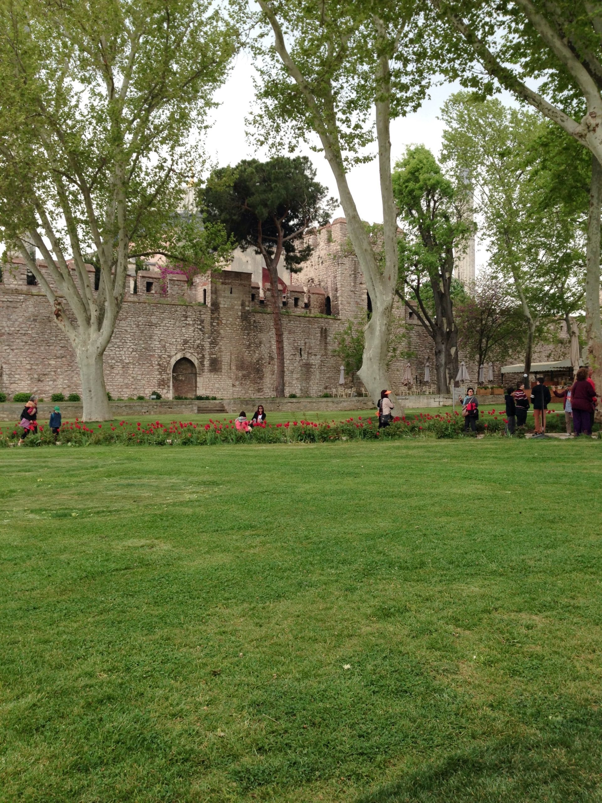 Gradinile verzi si zidurile istorice de la Palatul Topkapi