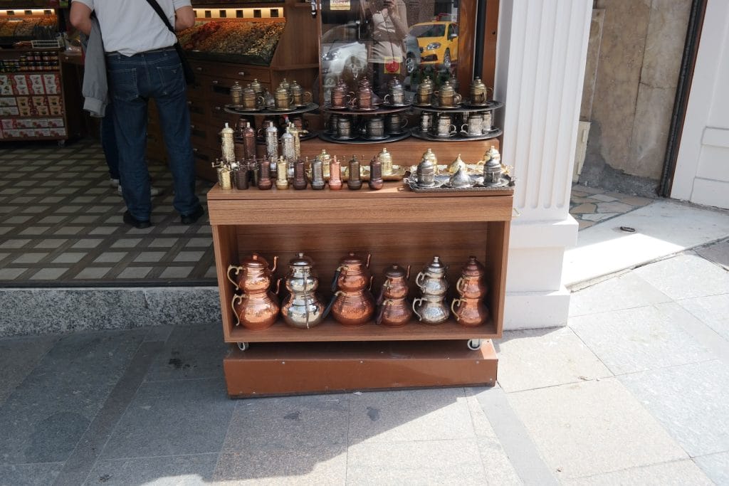 Suveniruri traditionale si ceainice din cupru in bazar