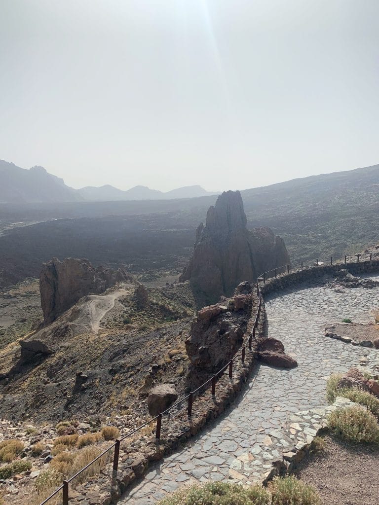 Punct de observare panoramic si poteca pavata la Roques de Garcia in Parcul National Teide, Tenerife