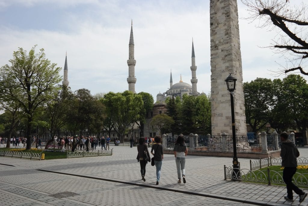 Vedere spre Moscheea Albastra si Obeliscul Zidit din Piata Sultanahmet