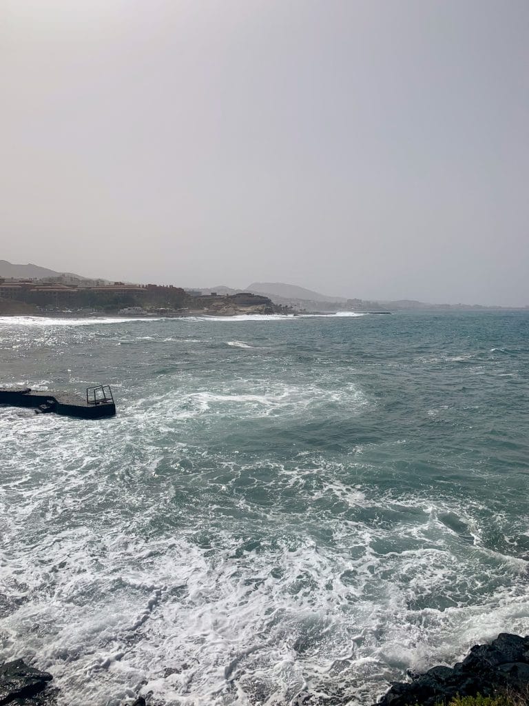 Valuri puternice ale oceanului si ponton mic pe coasta din Tenerife