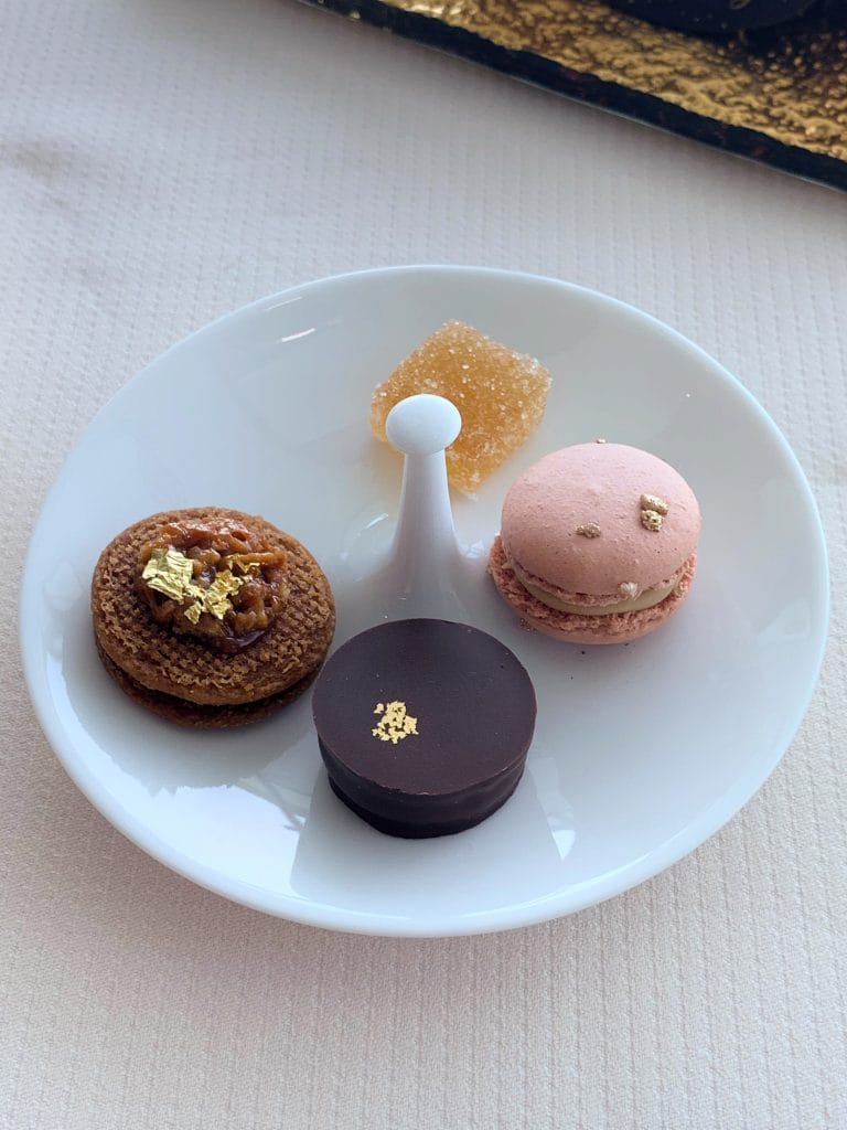 Platou cu deserturi fine dining la restaurantul exclusivist Al Muntaha din Burj Al Arab Dubai
