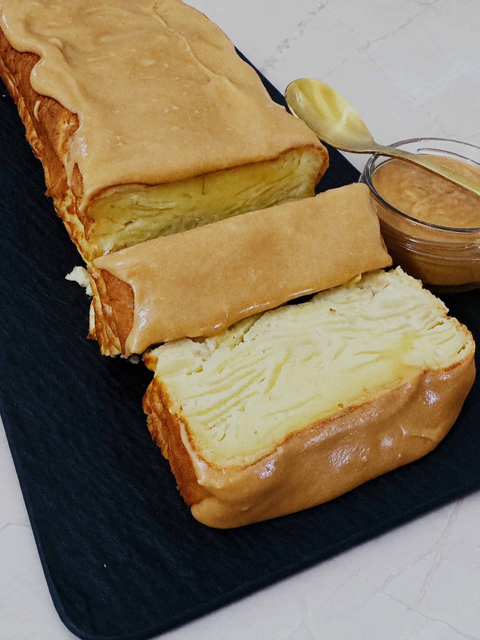 Prăjitură cu mere și caramel sărat, servită cu sos de caramel