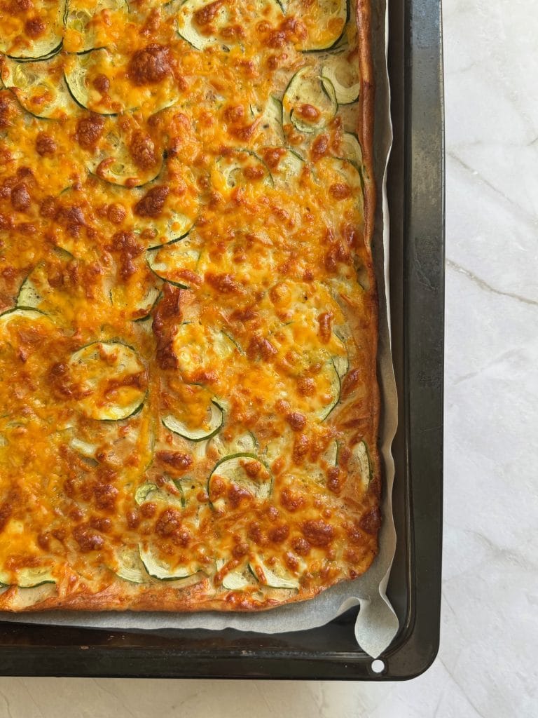 Clatita cu zucchini la cuptor, cu felii de zucchini si branza topita si usor rumenita