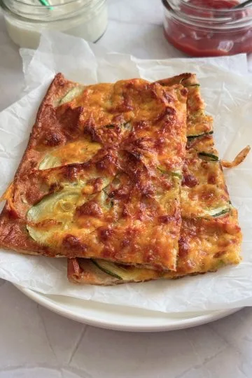 Felii de clatita cu zucchini la cuptor, cu branza rumenita, servite cu iaurt grecesc si ketchup picant