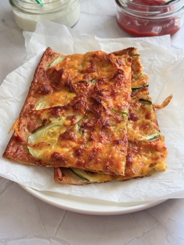 Felii de clatita cu zucchini la cuptor, cu branza rumenita, servite cu iaurt grecesc si ketchup picant