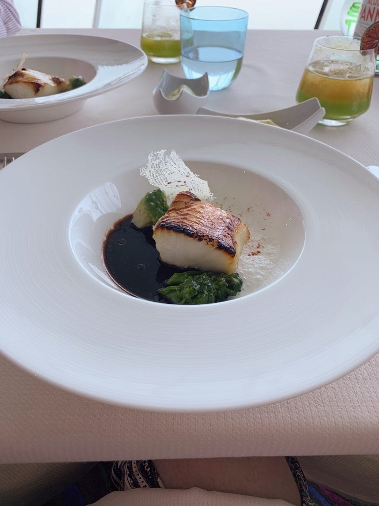 Farfurie eleganta cu preparat din peste gatit artistic la restaurantul Al Muntaha din Burj Al Arab Dubai