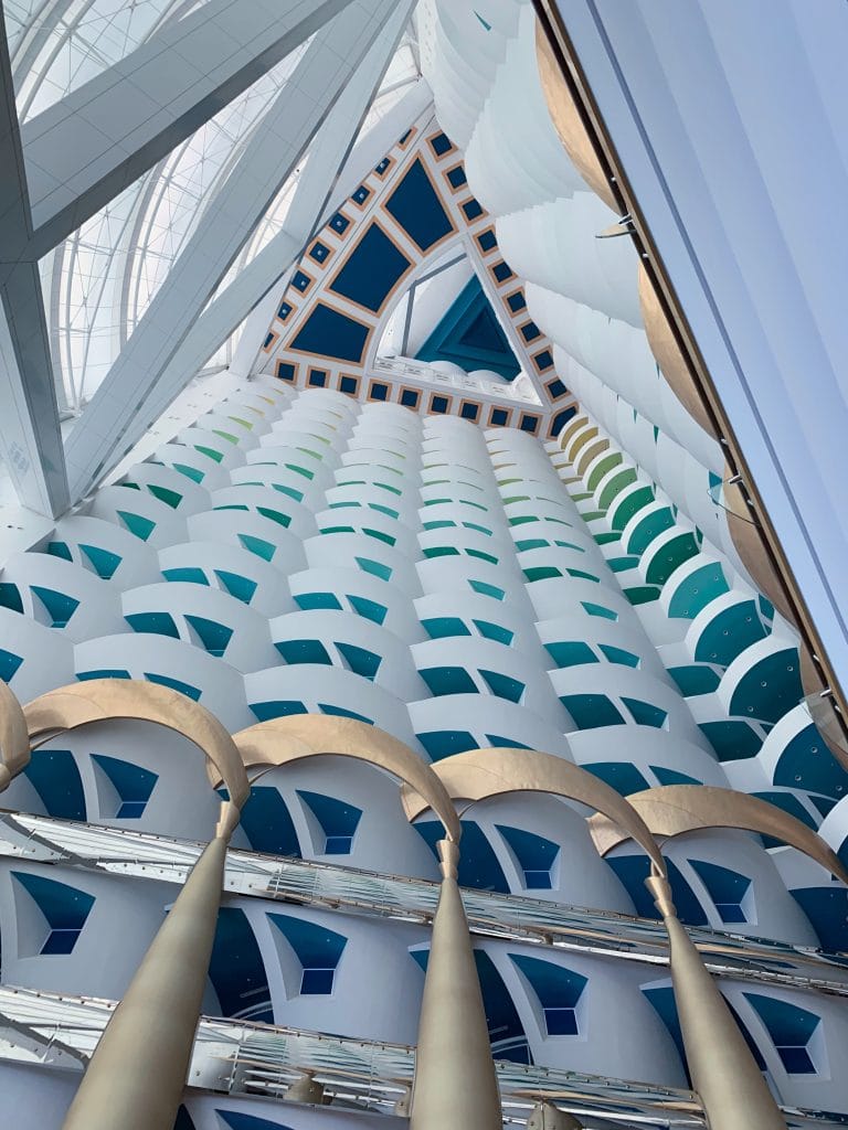 Interiorul Burj Al Arab cu arcade albe si detalii aurii