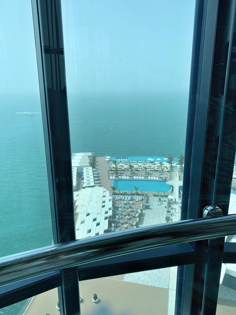 Vedere de la Burj Al Arab spre piscina hotelului si Golful Arab