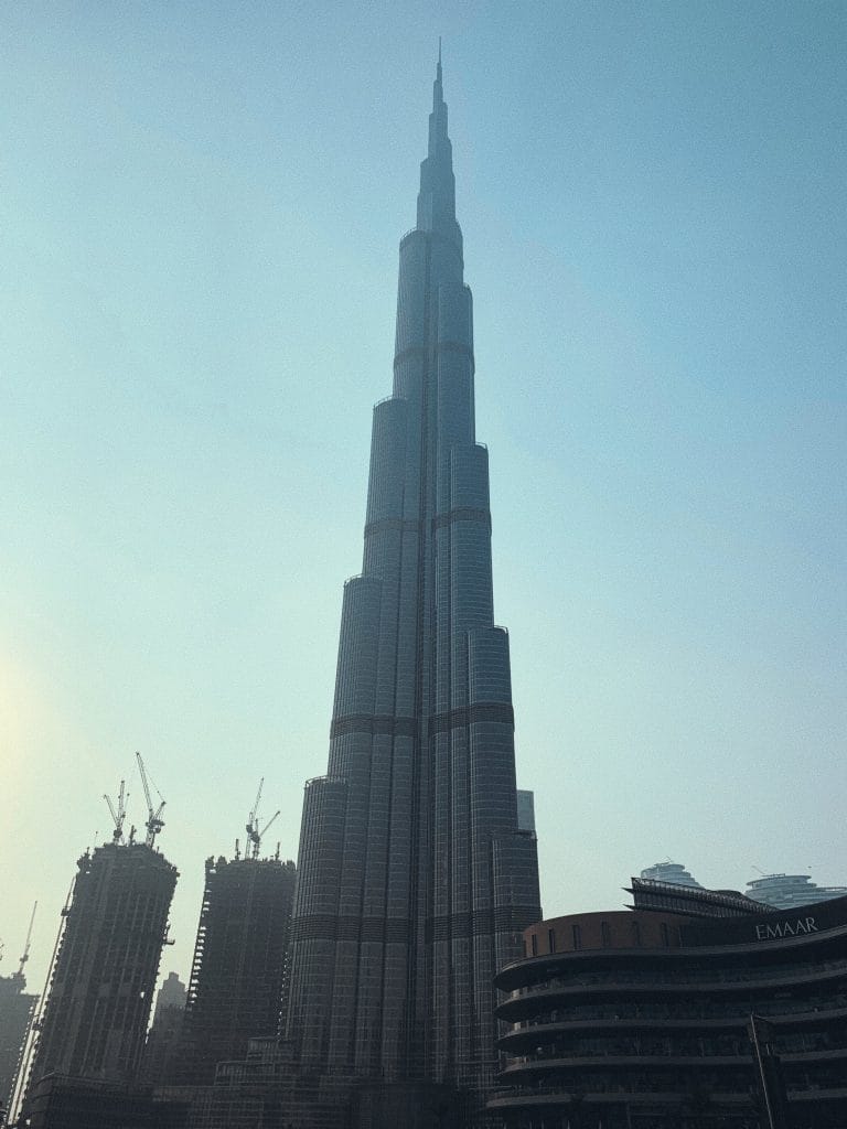 Burj Khalifa vazut ziua din Dubai