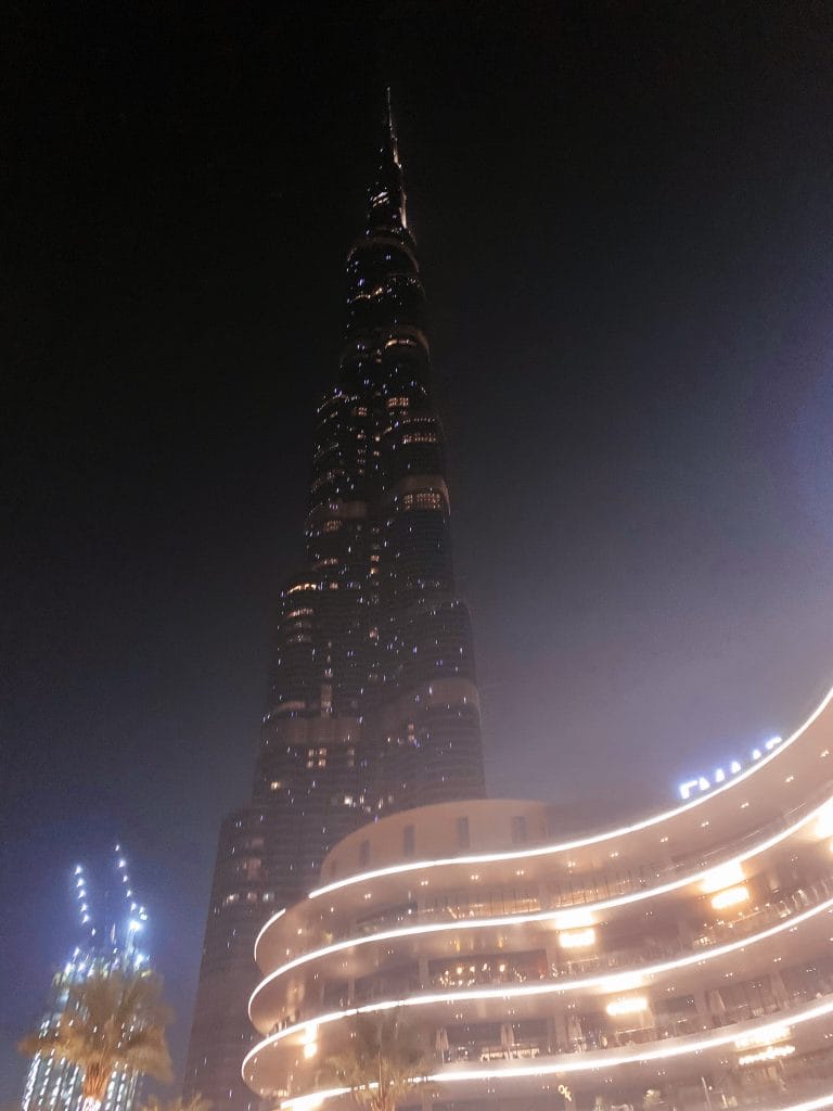 Burj Khalifa iluminat noaptea in Dubai