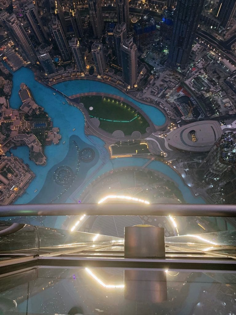 Priveliste de la etajul 154 al Burj Khalifa spre fantana si piscinele din Dubai pe timp de noapte