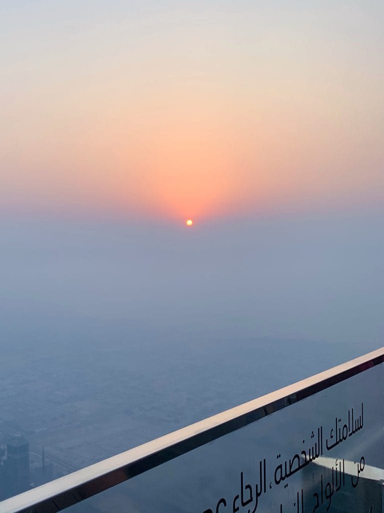 Apus de soare vazut de pe terasa de la etajul 154 al Burj Khalifa