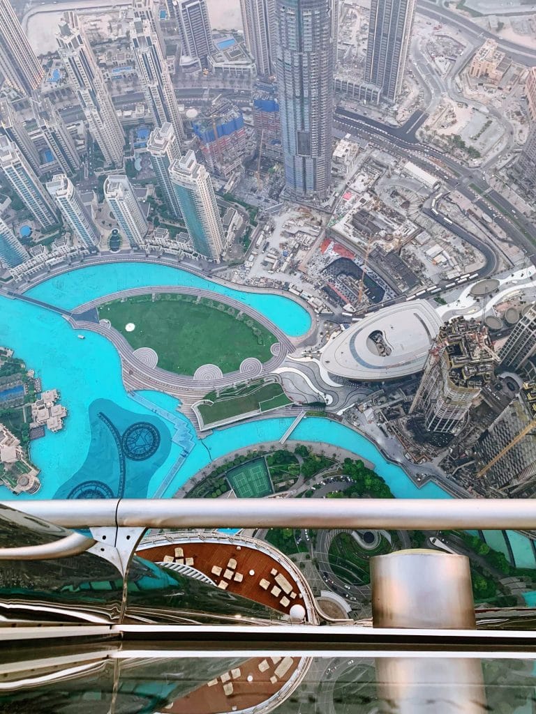 Priveliste de la etajul 154 al Burj Khalifa spre fantana si piscinele din Dubai pe timp de zi