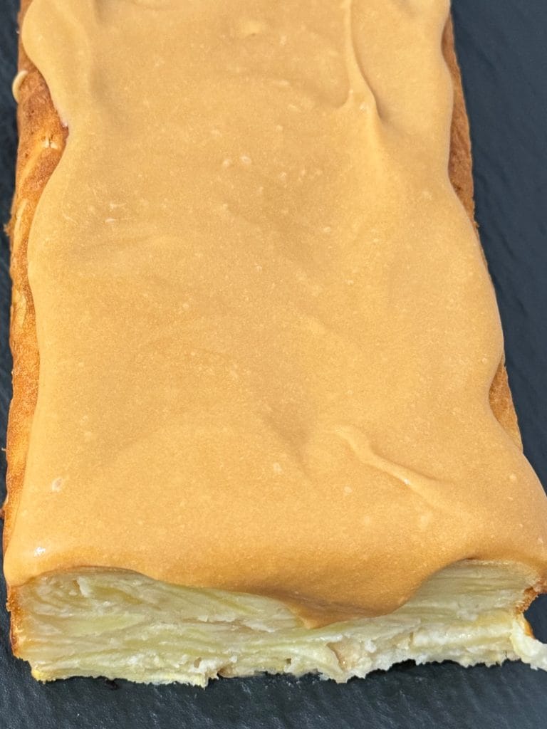 Prăjitură cu mere întreagă, decorată cu sos de caramel sărat