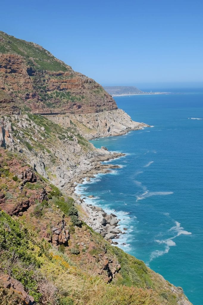Un versant muntos stancos si abrupt care coboara spectaculos spre apele albastre ale oceanului pe coasta din Cape Town.