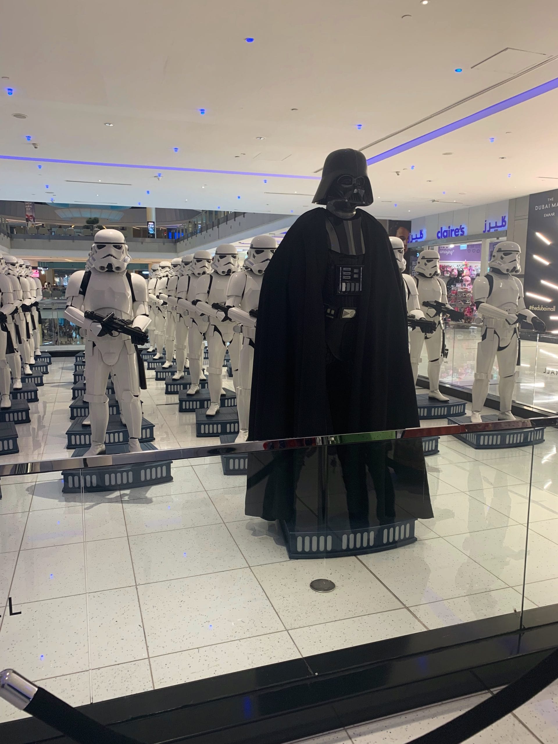 Stormtroopers si Darth Vader din Star Wars in Dubai Mall