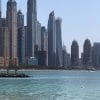 Plaja din Dubai cu skyline-ul din Dubai Marina in fundal