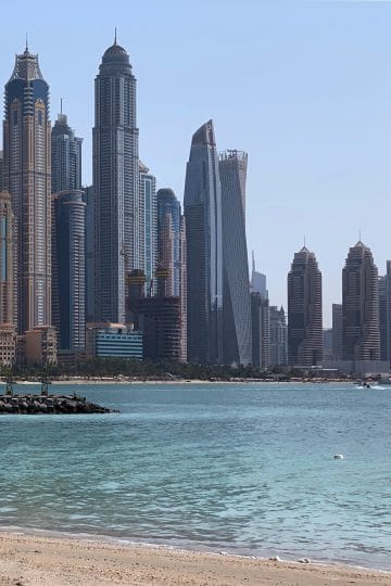 Plaja din Dubai cu skyline-ul din Dubai Marina in fundal