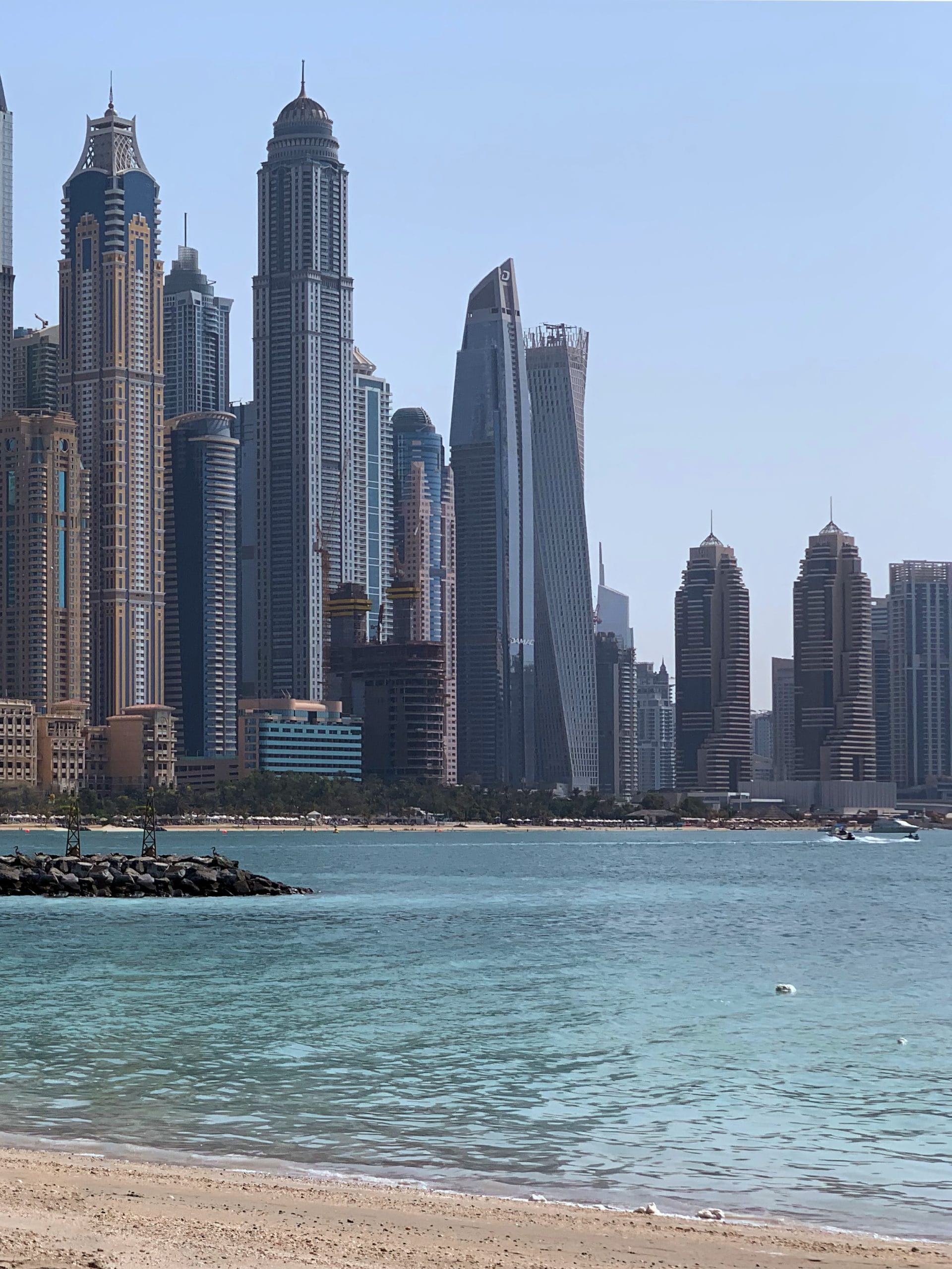 Plaja din Dubai cu skyline-ul din Dubai Marina in fundal