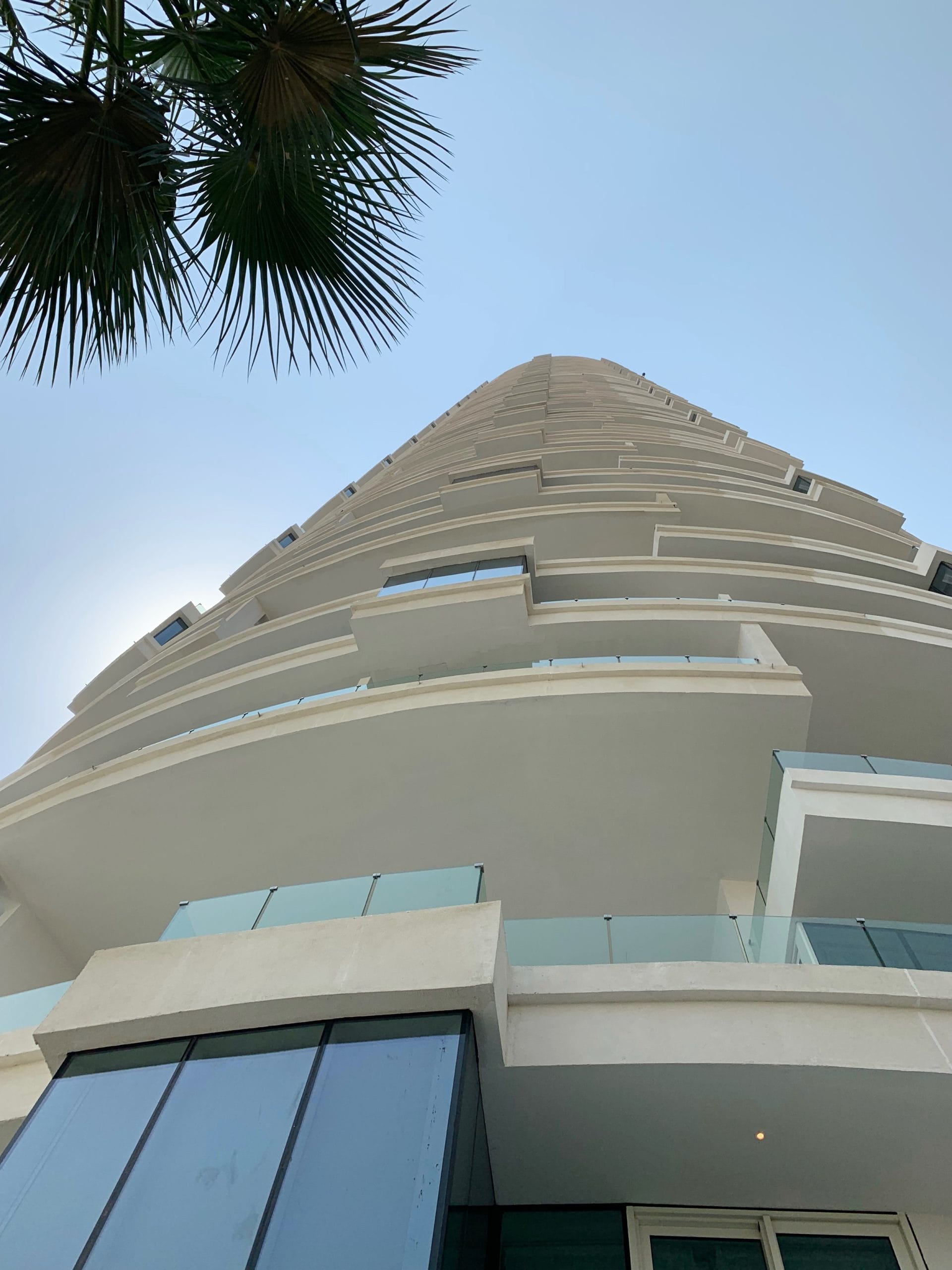 Hotelul Five Jumeirah Village din Dubai fotografiat de jos in sus