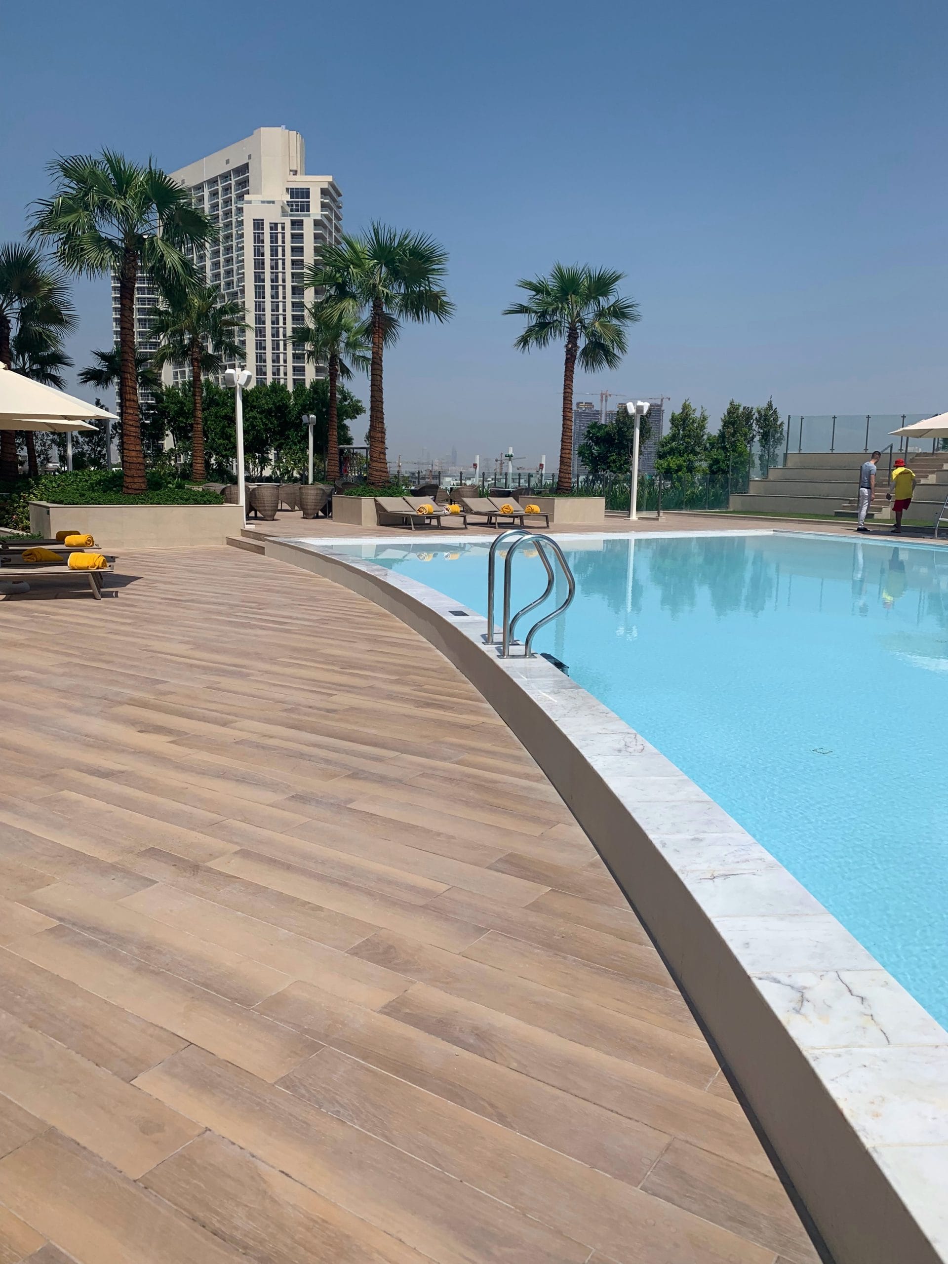 Piscina hotelului Five Jumeirah Village din Dubai