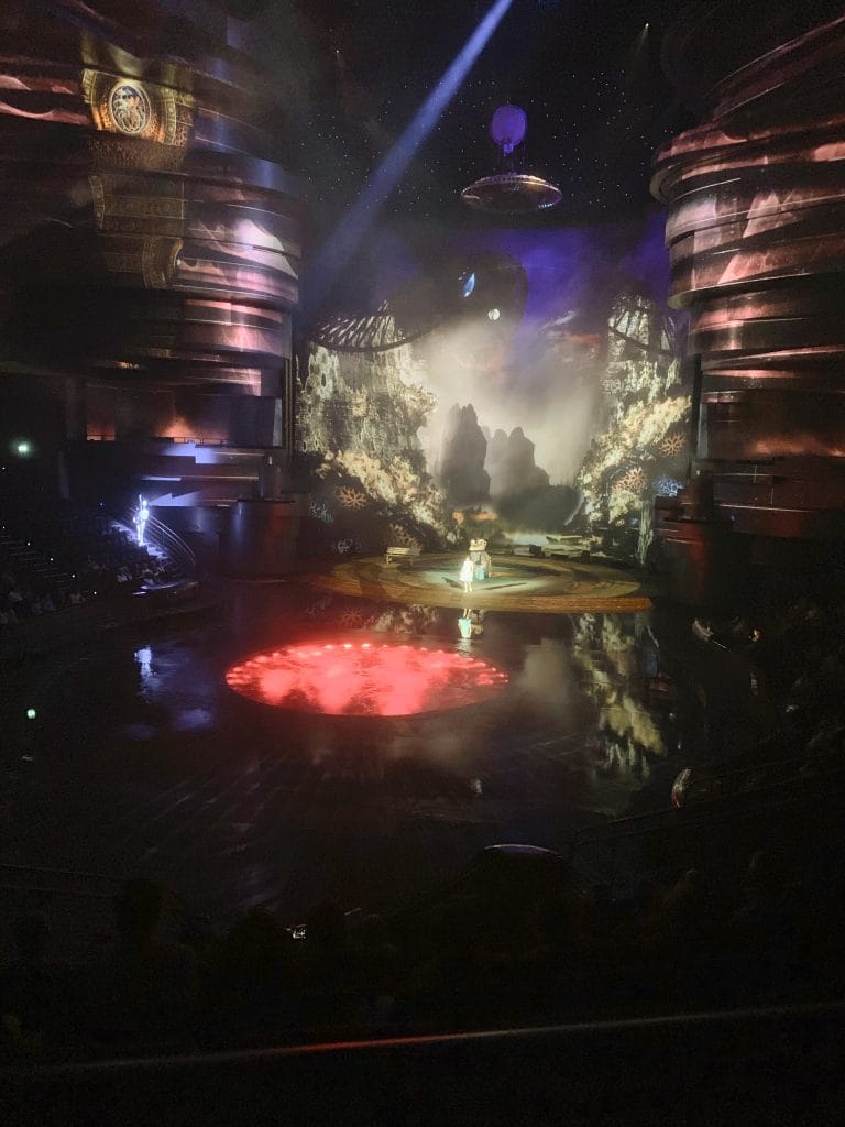 Moment din spectacolul La Perle cu decor si efecte de lumini