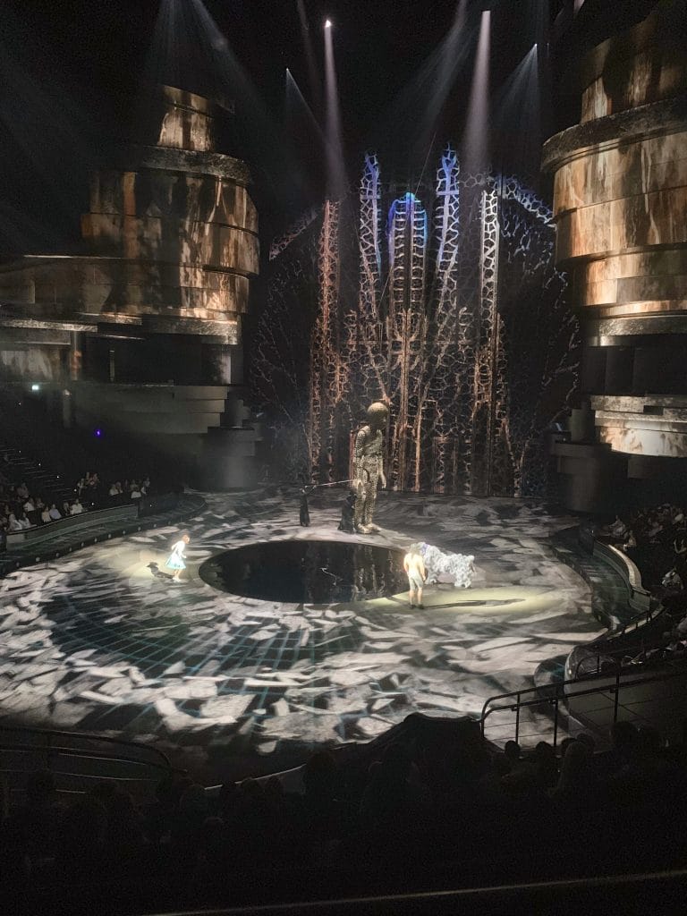 Scena din spectacolul La Perle cu acrobati si decoruri spectaculoase