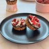 Desert fara coacere cu quinoa expandata si ciocolata, decorat cu zmeura liofilizata si fulgi de cocos