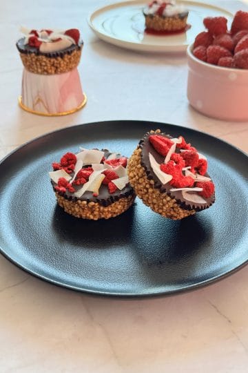 Desert fara coacere cu quinoa expandata si ciocolata, decorat cu zmeura liofilizata si fulgi de cocos