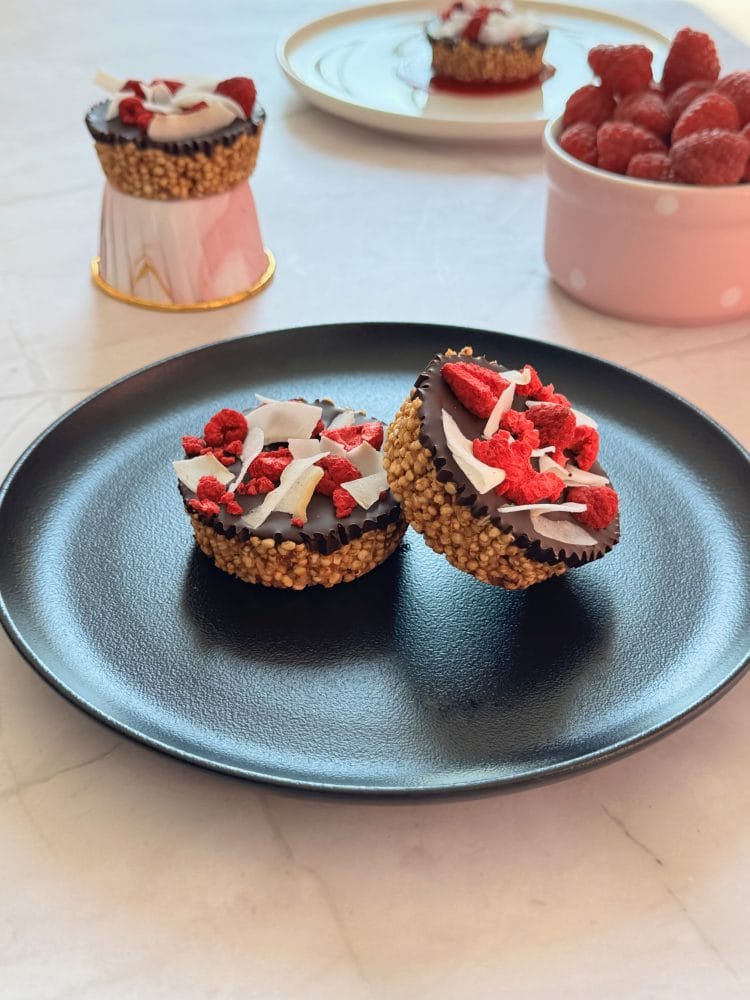 Desert fara coacere cu quinoa expandata si ciocolata, decorat cu zmeura liofilizata si fulgi de cocos