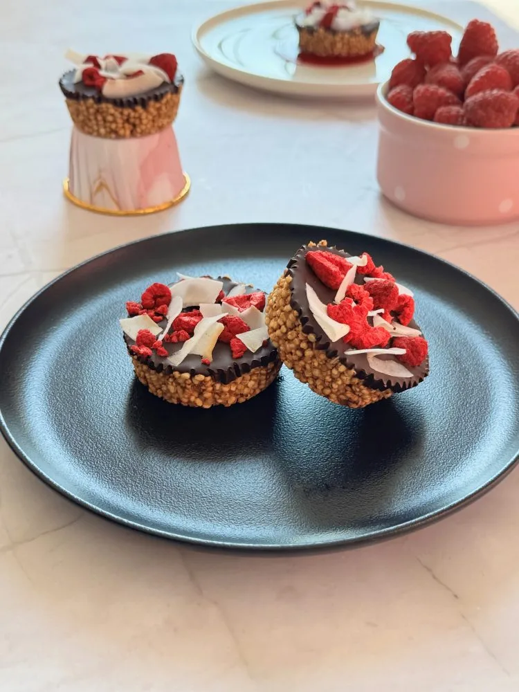 Desert fara coacere cu quinoa expandata si ciocolata, decorat cu zmeura liofilizata si fulgi de cocos