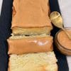 Felie de prăjitură cu mere și sos de caramel