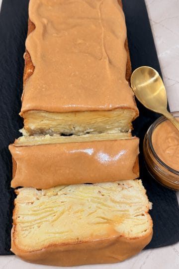 Felie de prăjitură cu mere și sos de caramel