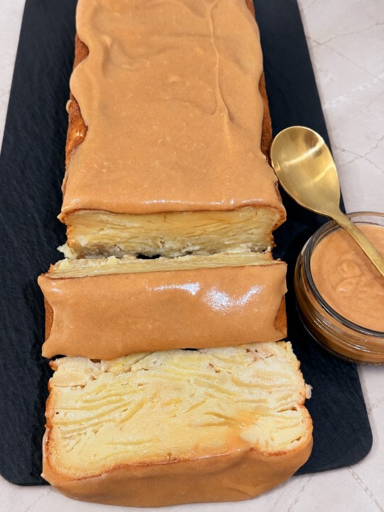 Felie de prăjitură cu mere și sos de caramel
