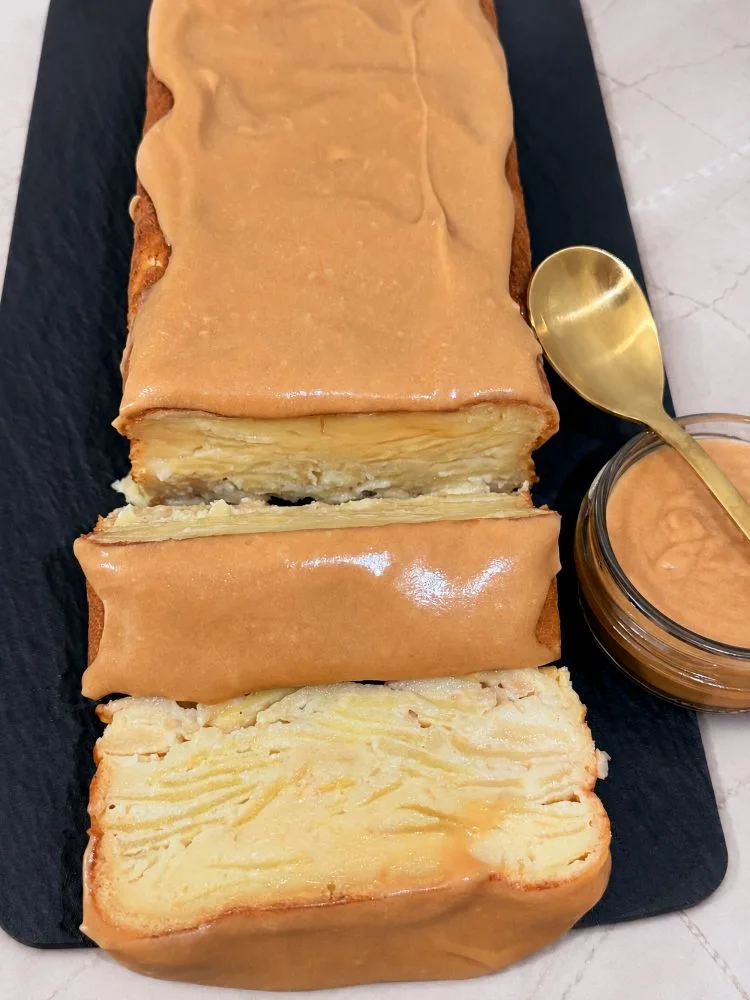 Felie de prăjitură cu mere și sos de caramel