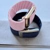 Bratari Whoop cu accesorii textile roz si bleumarin, fotografiate pe un fundal deschis