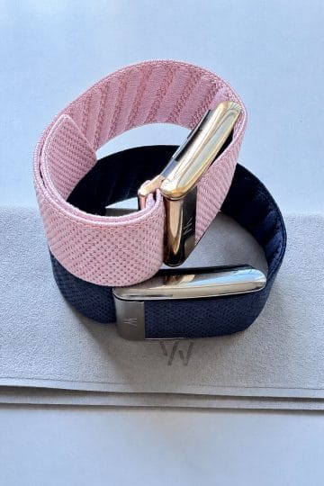Bratari Whoop cu accesorii textile roz si bleumarin, fotografiate pe un fundal deschis