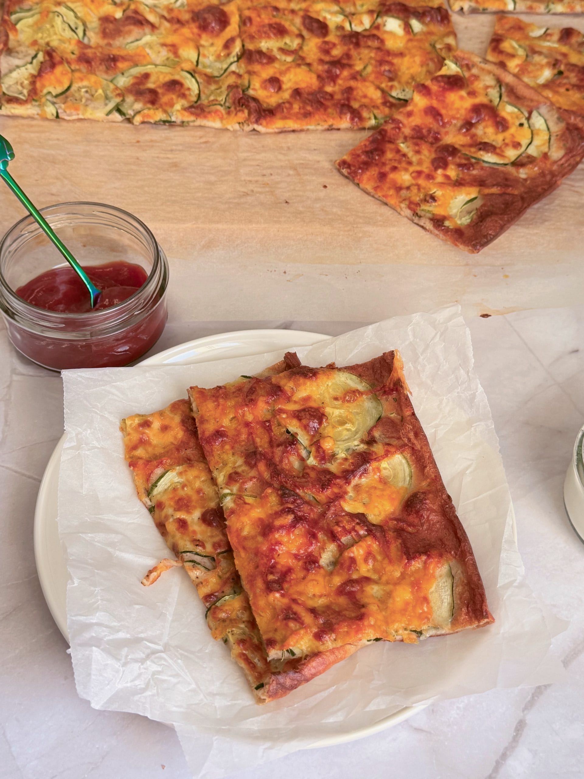 Felii de clatita cu zucchini la cuptor cu branza rumenita, servite cu ketchup picant si iaurt grecesc