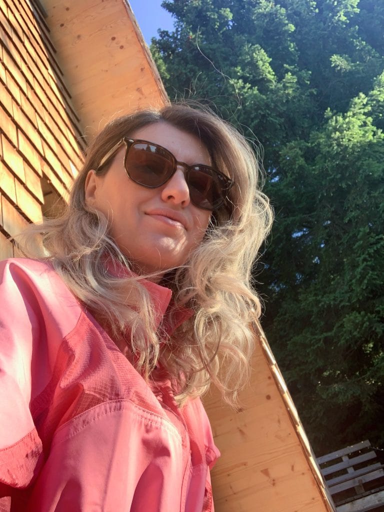 Selfie surprins pe terasa de lemn a cabanei, cu pădure de brazi în fundal, la Străjerii Verzi, Șirnea